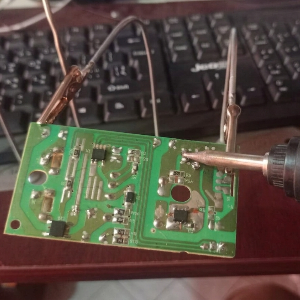 Magnetic PCB holder - Image 4